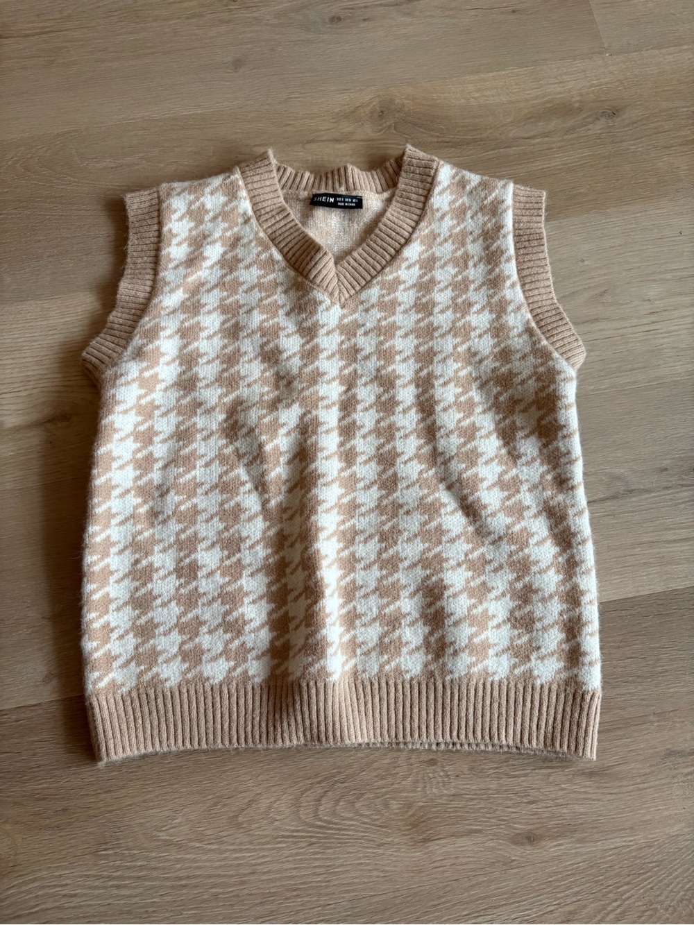 Houndstooth Knit Sweater Vest in Beige & Cream